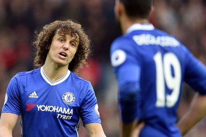 Bek Chelsea, David Luiz (kiri), berdiskusi dengan rekan setimnya, striker Diego Costa, saat melawan Manchester United dalam laga lanjutan Liga Inggris 2016-2017di Stadion Old Trafford, Manchester, (16/4/2017).