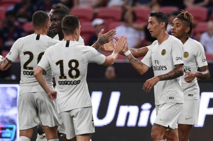 Pemain Paris Saint-Germain, Christopher Nkunku (kanan), merayakan gol yang dicetak ke gawang Atletico Madrid dalam laga International Champions Cup 2018 di Stadion National, Singapura pada 30 Juli 2018.