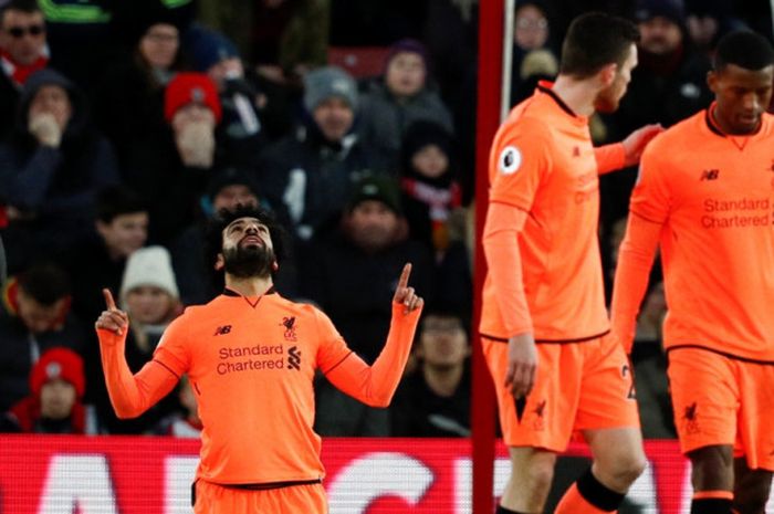 Pemain Liverpool FC, Mohamed Salah (kiri), merayakan gol yang dia cetak ke gawang Southampton dalam laga Liga Inggris di Stadion St. Mary's, Southampton, pada 11 Februari 2018.