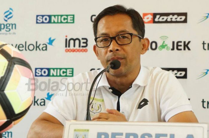 Pelatih Persela Lamongan, Aji Santoso pada sesi jumpa awak media, Sabtu (14/10/2017) di sekretariat Persela Lamongan.