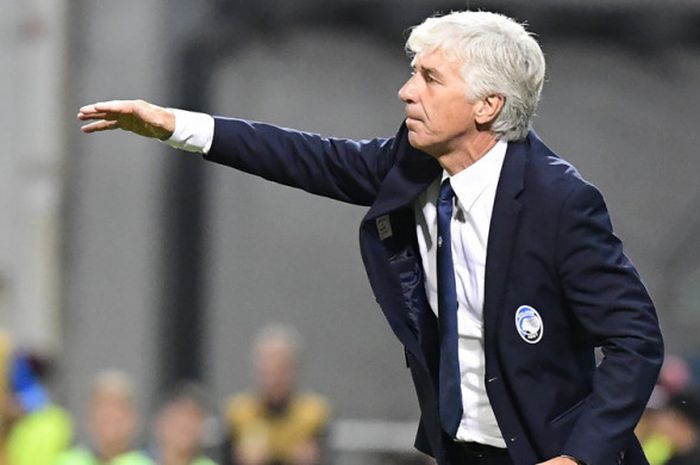 Pelatih Atalanta, Gian Piero Gasperini, memberikan instruksi kepada para pemainnya dalam pertandingan Grup E Liga Europa 2017-2018 menghadapi Everton di Stadion MAPEI, Reggio Emilia, Italia, pada Kamis (14/9/2017).