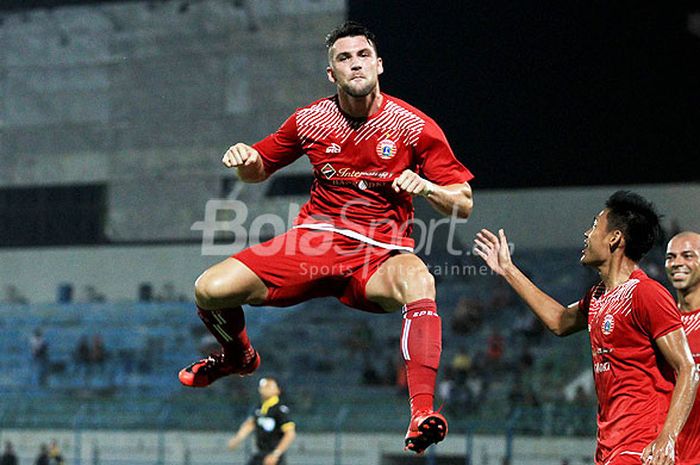 Penyerang Persija Jakarta, Marco Simic, melakukan selebrasi seusai mencetak gol ke gawang Kedah FA dalam laga hari kedua Suramadu Super Cup 2018 di Stadion Gelora Bangkalan, Jawa Timur, Selasa (09/01/2018) malam.