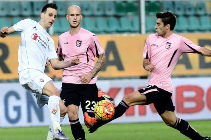 Penyerang Fiorentina, Nikola Kalinic (kiri), mencoba melewati bek Palermo, Edoardo Goldaniga, dalam laga Serie A di Stadion Renzo Barbera, Palermo, 30 April 2016.