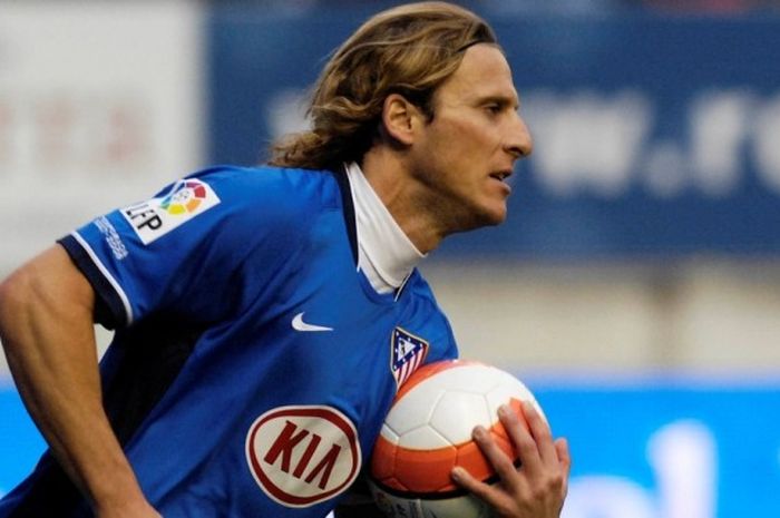 Diego Forlan mengambil bola usai mencetak gol pada edisi 2007-08.