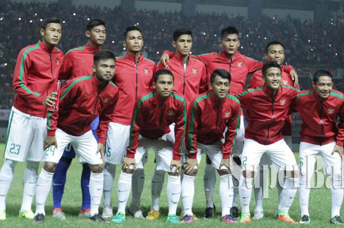 Skuad Timnas U-22 Indonesia saat menjalani laga uji coba melawan Persija Jakarta di Stadion Patriot Chandrabhaga, Bekasi, pada Rabu (5/4/2017)