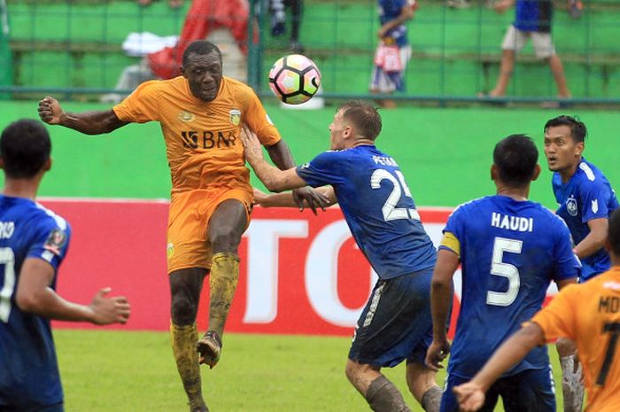 Bhayangkara FC dan PSIS Semarang bertanding pada laga pembuka Grup E Piala Presiden 2018 di Stadion Gajayana, Sabtu (20/1/2018). 