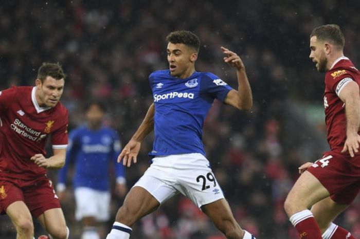 Penyerang Everton, Dominic Calvert-Lewin, beraksi pada laga Liga Inggris kontra Liverpool di Stadion Anfield, Minggu (10/12/2017) waktu setempat.