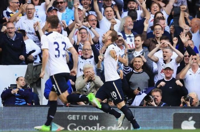 Striker Tottenham, Harry Kane, merayakan gol yang ia cetak ke gawang Manchester United pada laga Liga Inggris antara Tottenham dan Man United pada Minggu (14/5/2017). Partai ini menjadi laga terakhir Spurs di WHL setelah 112 tahun.