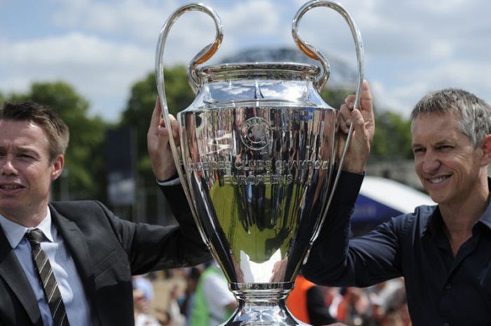 Mantan pesepak bola Inggris, Graeme Le Saux (kiri) dan Gary Lineker berfoto bersama trofi Liga Champions di Hyde Park, London, pada 21 Mei 2011.