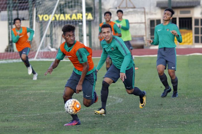 Timnas U19 Egy Maulana Vikri (tengah) dkk jalani latihan di lapangan UNY