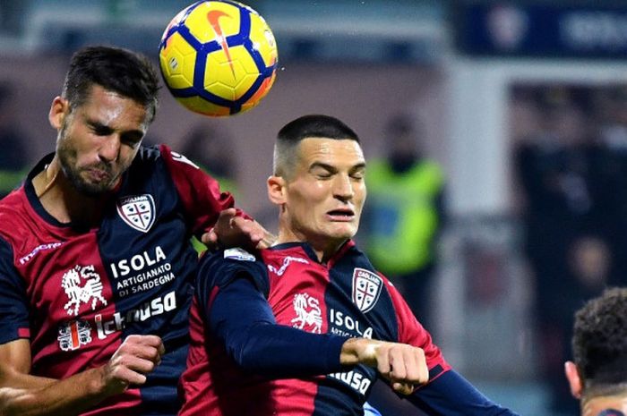 Striker Cagliari, Leonardo Pavoletti (kiri), menyundul bola dalam laga Liga Italia kontra Inter Milan di Stadion Sardegna, Cagliari, pada 25 November 2017.