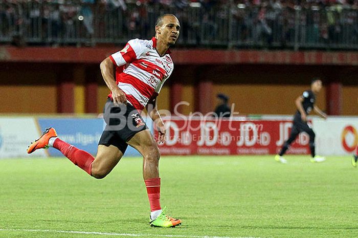 Aksi striker Madura United, Peter Odemwingie, saat tampil melawan Persija Jakarta dalam laga pekan ke-21 Liga 1 2017 di Stadion Gelora Ratu Pamellingan Pamekasan, Jawa Timur, Senin (21/08/2017) malam.