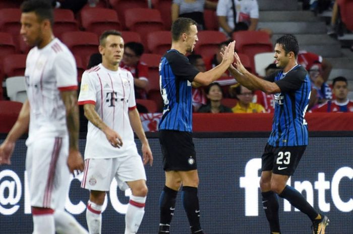 Striker Inter Milan, Eder Citadin (kanan), merayakan gol yang dia cetak ke gawang Bayern Muenchen dalam laga International Champions Cup di Stadion Nasional Singapura, Kamis (27/7/2017).