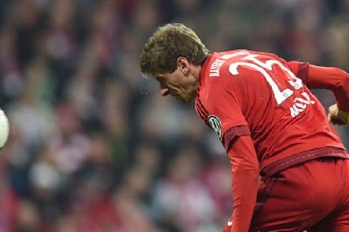 Sundulan Thomas Mueller membuka kemenangan Bayern Muenchen atas Werder Bremen pada semifinal DFB Pokal, Selasa (19/4/2016). 