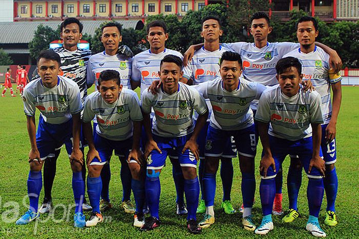 Skuat Persikota Tangerang berfoto sesaat sebelum bertanding melawan Bhayangkara FC di Stadion PTIK, 