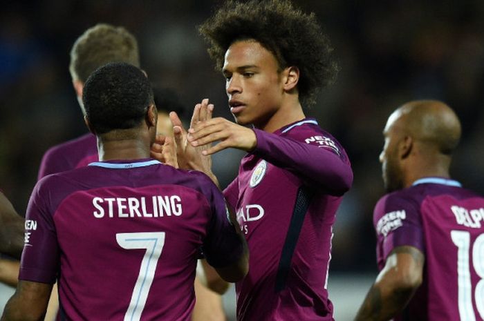 Pemain sayap Manchester City, Leroy Sane, melakukan selebrasi bersama rekan satu timnya setelah mencetak gol ke gawang West Bromwich Albion di The Hawthorns, Rabu (20/9/2017) waktu setempat.