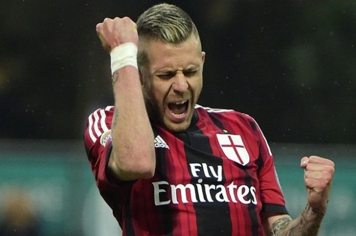 Penyerang sayap AC Milan, Jeremy Menez, merayakan keberhasilannya dalam mengeksekusi penalti ke gawang Cagliari, di Stadion San Siro, 21 Maret 2016.