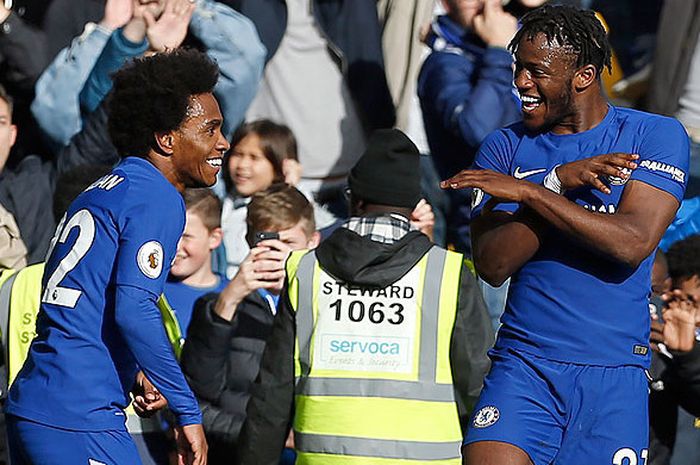 Striker Chelsea, Michy Batshuayi (kanan), merayakan gol bersama rekan setimnya saat melawan Watford dalam laga lanjutan Liga Inggris 2017-2018 di Stadion Stamford Bridge, London, Inggris, pada 21 Oktober 2017.