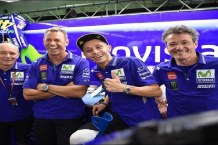 Valentino Rossi (memakai topi) saat berada di pit tim Movistar Yamaha.