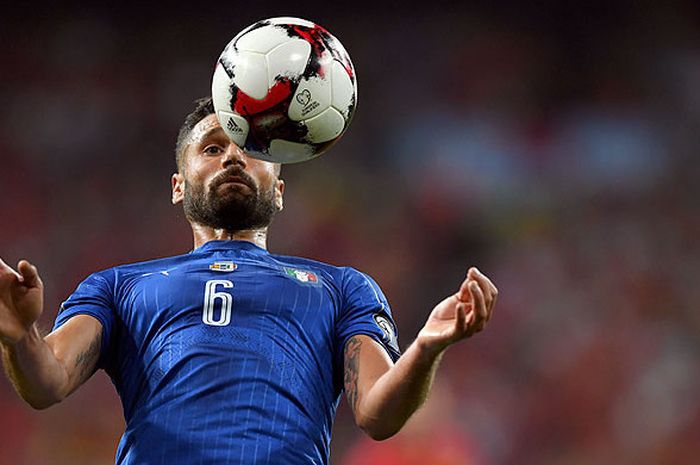 Aksi gelandang timnas Italia, Antonio Candreva, saat mengontrol bola dalam laga kualifikasi Piala Dunia 2018 melawan Spanyol di Stadion Santiago Bernabeu, Madrid, pada 2 September 2017.