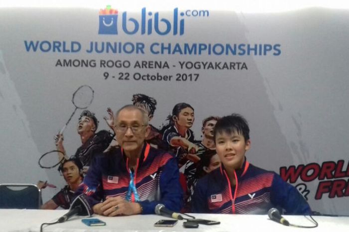 Manajer tim junior Malaysia, Goh Yen Yen (kiri) dan pemain tunggal putri Malaysia, Goh Jin Wei (kanan).