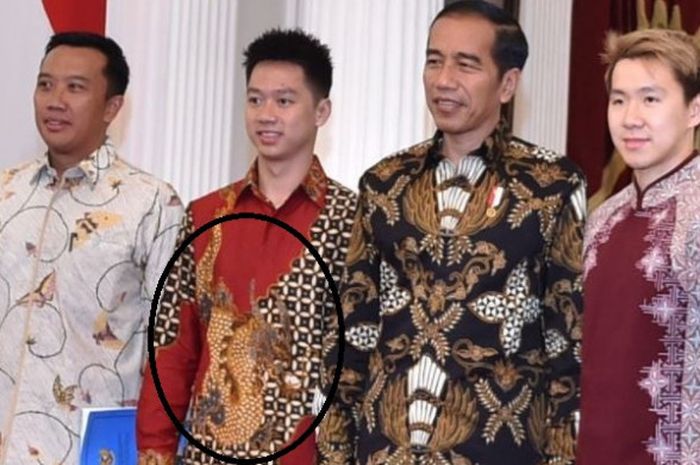 Kevin Sanjaya tampak gagah memakai batik merah bercorak seekor naga.