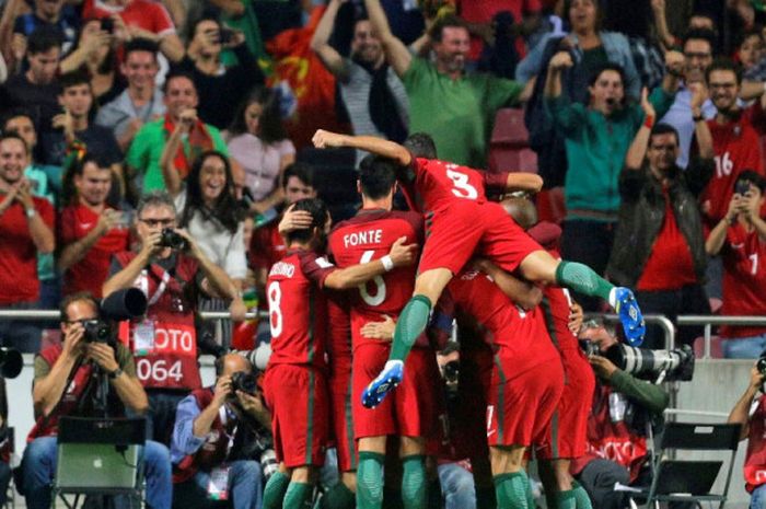 Para pemain Portugal merayakan gol yang dicetak oleh Andre Silva dalam laga Grup B Kualifikasi Piala Dunia 2018 zona Eropa kontra Swiss di Stadion da Luz, Lisbon, pada 10 Oktober 2017.