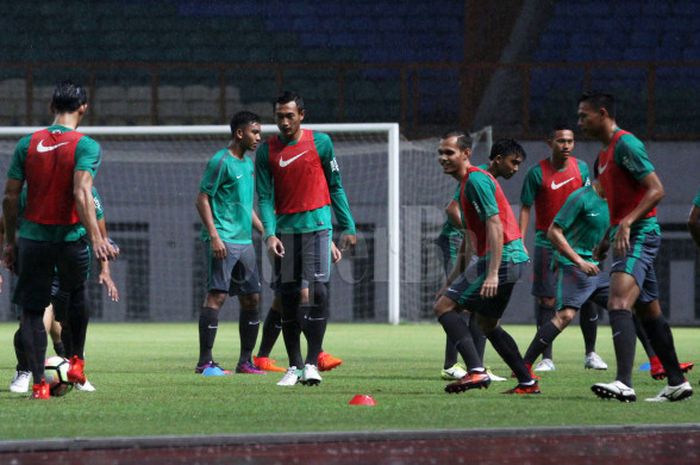 Sesi latihan timnas U-23 Indonesia jelang melawan timnas U-23 Suriah yang akan berlangsung di Stadion Wibawa Mukti, Cikarang, Jawa Barat,Kamis (16/11/2017).