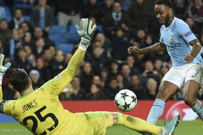 Aksi pemain Manchester City, Raheem Sterling, dalam laga kontra Feyenoord di Etihad Stadium, Selasa (21/11/2017)