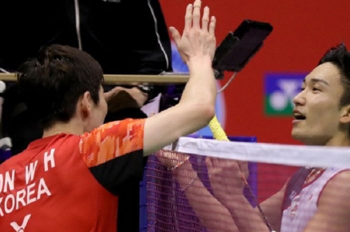 Pebulu tangkis tunggal putra Jepang, Kento Momota (kanan) bersalaman dengan Son Wan-ho (Korea Selatan) pada semifinal Hong Kong Open 2018 di Hong Kong Coliseum, Sabtu (17/11/2018).