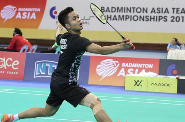 Pebulu tangkis tunggal putra Indonesia, Anthony Sinisuka Ginting, melakukan selebrasi setelah memastikan Indonesia ke semifinal Kejuaraan Beregu Asia 2018 seusai mengalahkan Kazumasa Sakai (Jepang) 21-23, 21-14, 21-17 di Stadium Sultan Abdul Halim, Alor Setar, Kedah, Malaysia, Jumat (9/2/2018).