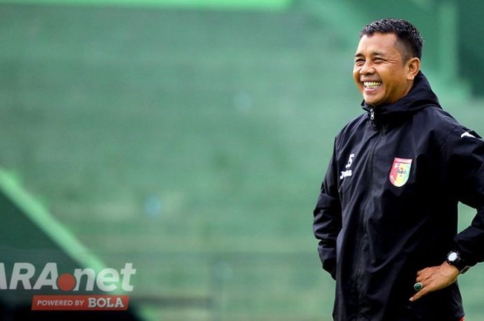 Pelatih Mitra Kukar, Jafri Sastra, memperhatikan tim asuhannya melakukan latihan perdana di bulan Ramadhan di Stadion Gajayana Malang, Jawa Timur, Sabtu (27/05/2017) sore.