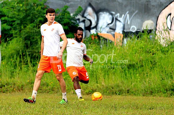 Pemain belakang asal Turkmenistan, Ata Geldiyev, berlatih bersama Perseru Serui di Lapangan Tunjungsekar Malang, Jawa Timur, Selasa (16/01/2018) pagi, jelang laga Piala Presiden 2018.