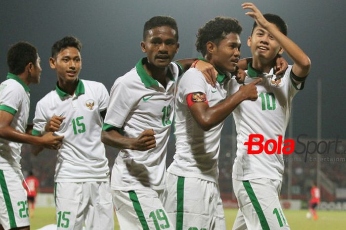 Penyerang Amiruddin Bagus Kahfi (dua dari kanan) disambut para pemain timnas U-16 Indonesia seusai mencetak gol ke gawang timnas U-16 Kamboja pada laga pamungkas Grup A Piala AFF U-16 2018 di Stadion Gelora Delta, Sidoarjo, 6 Agustus 2018. 