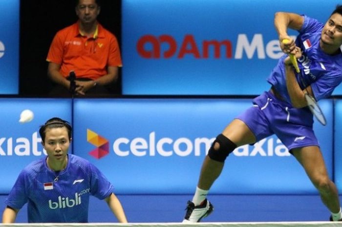 Pasangan ganda campuran Indonesia, Tontowi Ahmad/Liliyana Natsir, mengembalikan kok dari Lu Kai/Huang Yaqiong (China) pada babak semifinal Malaysia Terbuka yang berlangsung di Stadium Perpaduan, Kuching, Sabtu (8/4/2017).