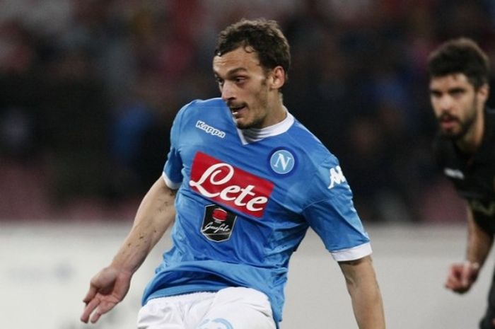 Penyerang Napoli, Manolo Gabbiadini, saat mencetak gol penalti ke gawang Bologna di San Paolo pada 19 April 2016. 