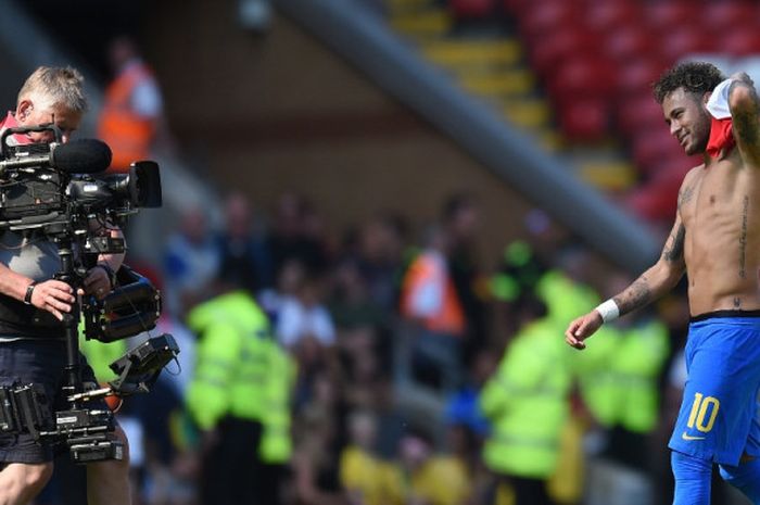 Penyerang Brasil, Neymar, meninggalkan lapangan seusai laga persahabatan kontra Kroasia di Stadion Anfield, Liverpool, Inggris pada 3 Juni 2018.