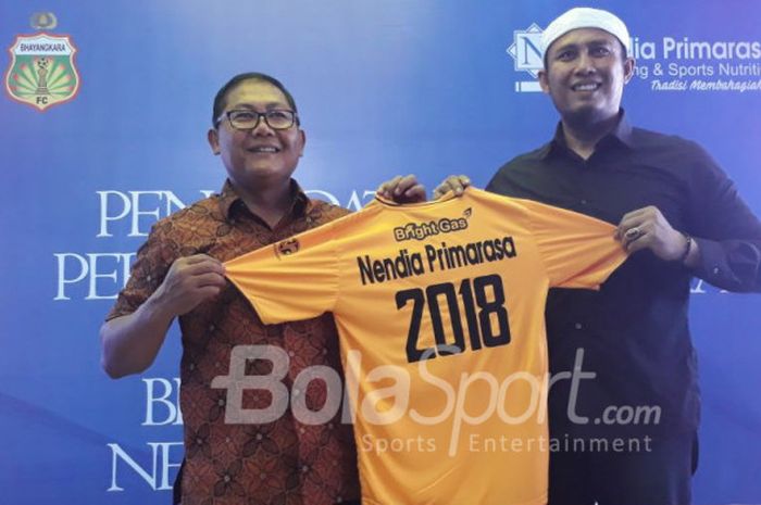 Manajer Bhayangkara FC, Sumardji, bersama dengan Owner Nendia Primarasa, Heru Pujihartono, di mess Bhayangkara FC, Jakarta Selatan, Kamis (15/3/2018)