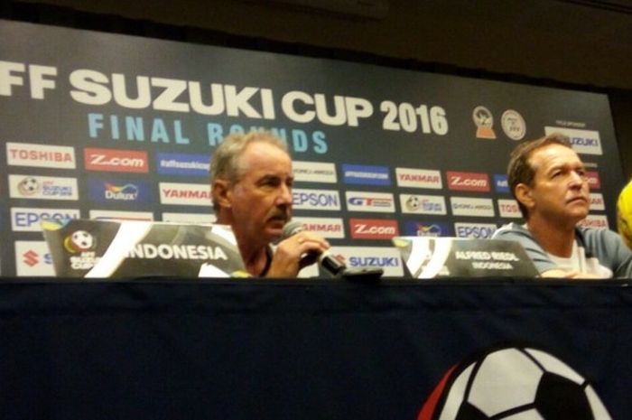 Pelatih timnas Indonesia, Alfred Riedl, dan pelatih Filipina, Thomas Dooley, berbicara kepada pers jelang pertemuan kedua negara di Piala AFF 2016 di Philippine Sports Stadium, Bocaue, Filipina.