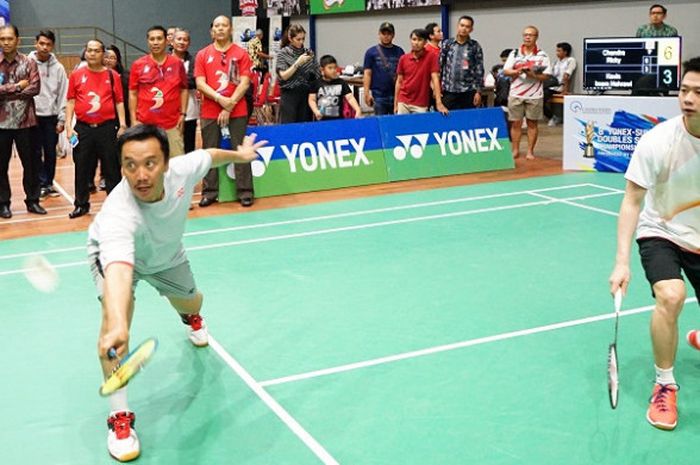 Menpora Imam Nahrawi dan Kevin Sanjaya Sukamujo berpasangan dalam laga ekshibisi di sela pembukaan turnamen Yonex-Sunrise Doubles Special Championships Presented By Candra Wijaya 2017 di CWIBC, Serpong, Tangerang Selatan, Selasa (19/12/2017).