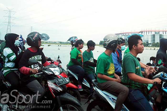 Pendukung Persebaya Surabaya yang dikenal dengan nama Bonek beramai-ramai mengendarai kendaraan bermotor menuju Stadion Gelora Bung Tomo Surabaya, Jawa Timur, untuk menyaksikan laga antara Persebaya Surabaya kontra Madura United dalam laga lanjutan Grup C Piala Presiden 2018, Minggu (28/1/2018).