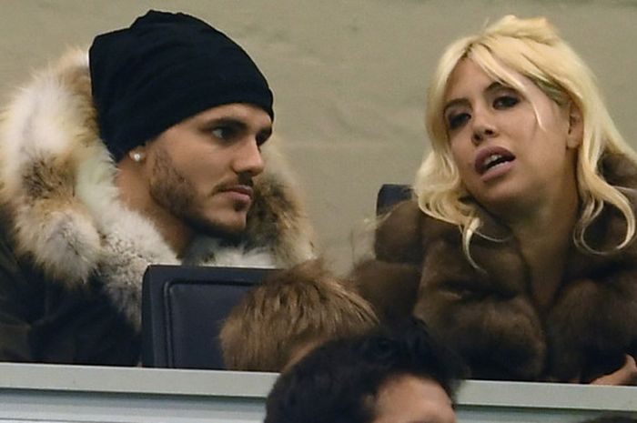 Striker Inter Milan, Mauro Icardi (kiri), bersama istri sekaligus agennya, Wanda Nara, di tribune penonton dalam pertandingan Liga Italia 2017-2018 antara Inter Milan menghadapi Crotone di Stadio Giuseppe Meazza, Milan, Italia, pada 3 Februari 2018.