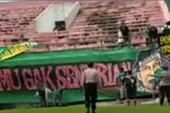 Bonek mulai memasang banner di Stadion Manahan pada Sabtu (3/2/2018)