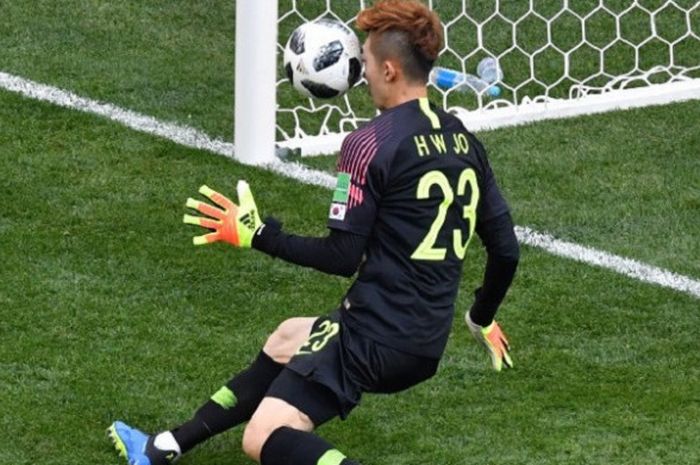 Kiper Korea Selatan, Cho Hyun-woo, menahan tembakan pemain Swedia pada laga Grup G Piala Dunia 2018 di Nizhny Novgorod, 18 Juni 2018. 