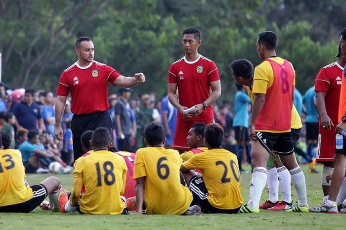 Pelatih 757 Kepri Jaya, Jaino Matos, memberikan instruksi kepada pemainnya saat melakukan pertanding