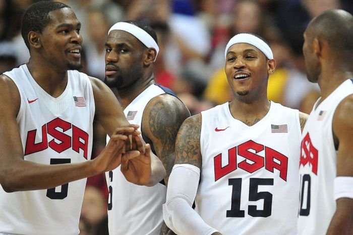 Dari kiri ke kanan, Kevin Durant, Le Bron James, Carmelo Anthony, dan Kobe Bryant saat membela tim USA