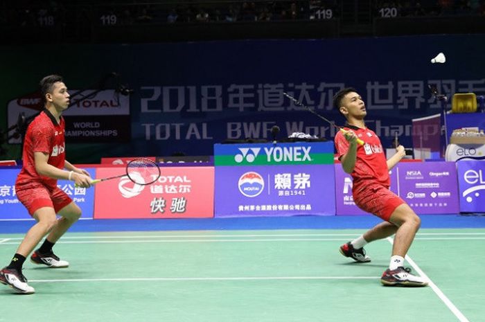 Pasangan ganda putra Indonesia, Fajar Alfian/Muhammad Rian Ardianto, mengembalikan kok ke arah Takeshi Kamura/Keigo Sonoda (Jepang) pada babak ketiga Kejuaraan Dunia 2018 yang berlangsung di Nanjing Youth Olympic Stadium, Kamis (2/8/2018).