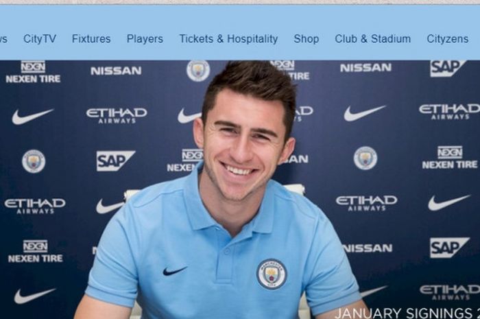 Bek Manchester City, Aymeric Laporte, saat menandatangani kontrak sebagai pemain baru pada 30 Januari 2018.