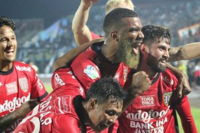 Pemain Bali United merayakan gol nya ke gawang Persela Lamongan.