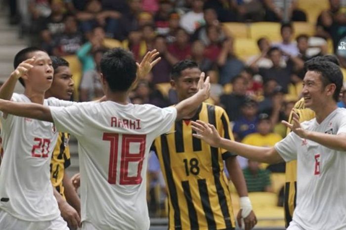  Suka cita para pemain timnas U-16 Jepang (putih) seusai mengalahkan timnas U-16 Malaysia pada laga pamungkas Grup A fase penyisihan Piala Asia U-16 2018 di Stadion Nasional Bukit Jalil, Kuala Lumpur, 27 September 2018.  